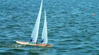 modelyacht Minky on WillemAlexander roeibaan