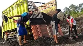 sand miner || manual sand filling process in sand mining