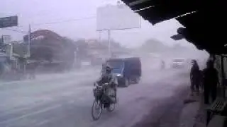 jogja hujan abu 5.11.2010.  akibat letusan gunung merapi
