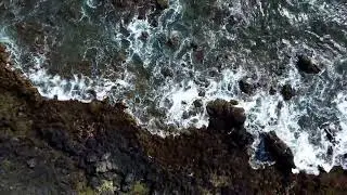 Vid&eacute;o libre de droit. L'eau. Des vagues de la c&ocirc;te rocheuse