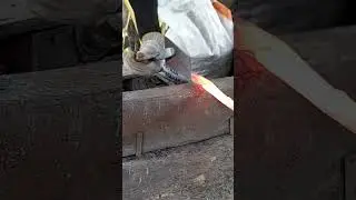 blacksmith's skill in shaping pepeh iron into a round shape..‼️ #medievalblacksmith #fypviralシ