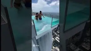Se rompe cristal de piscina en rascacielos