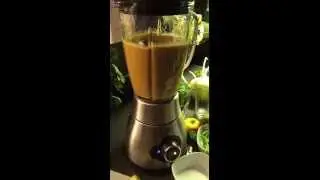 WMF Kult Pro Standmixer Test - Smoothie mit Wildkräuter und Spinat