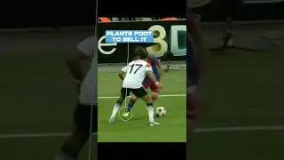 Messi Amazing Drop of the Shoulder 🤯🧠