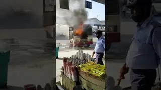 दिल्ली आनंद विहार बस अड्डे से बदायूं जाने वाली बस मे लगी आग वहां मौजूद लोगों ने पानी डाल कर बुझाई आग