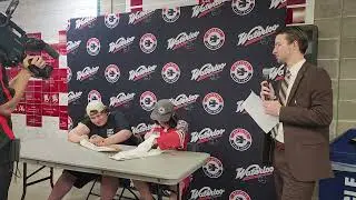 Waterloo blackhawks rib eating contest 2. #hockey #Waterlooblackhawks 