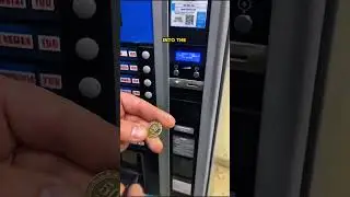 Мужчина перехитрил торговый автомат с помощью трюка с фальшивой монетой😯
