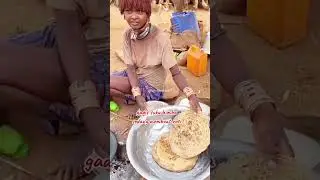 gadis suku himba sedang membuat roti #adat #tradisi #budaya