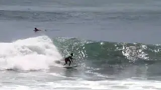 Marcio Leal surfando em Nicar&aacute;gua