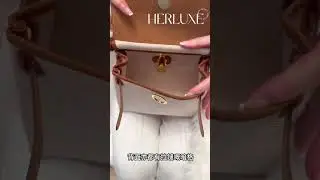 新款Herbag mini🖤 美女同事展示比大家睇 實物容量同每隻靚色嘅特點👍🏼 快d來睇睇你想要邊隻😍