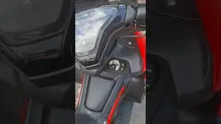 Lock handlebars in Yamaha Aerox