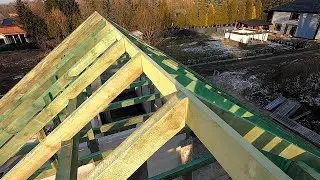 Więźba dachowa z płatwiami na różnych poziomach. Ponad 9 metrów połaci i jętki na wieszakach