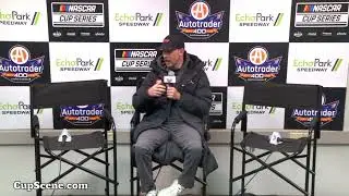 Гонка NASCAR на автодроме EchoPark Speedway, февраль 2026 года: Денни Хэмлин после гонки.