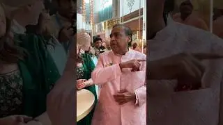 Mukesh Ambani EXPLAINS about the Indian wedding to his foreign guests at Anant's wedding #shorts