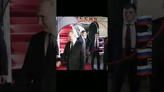 Putin's Bodyguard Greets Chinese Bodyguard 🇷🇺🤝🇨🇳