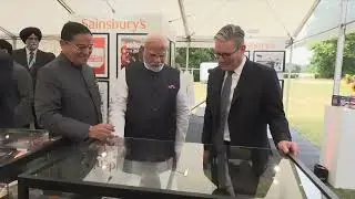 லண்டனில் பிரதமர் நரேந்திர மோடியும், இங்கிலாந்து பிரதமர்  கெய்ர் ஸ்டராமர்ரும் தேநீர்&nbsp;அருந்தினர்