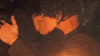 The A List: Season 2 / Kiss Scene &mdash; Mia and Luka (Lisa Ambalavanar and Max Lohan)