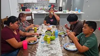Desfrutando los tacos que fueron preparados y respondiendo a un comentario 