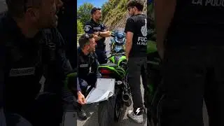 Le gendarme décolle sa plaque… et découvre ÇA 😭🏍️