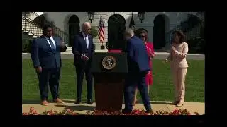 Biden forgets he already shook Chuck Shumer&rsquo;s hand