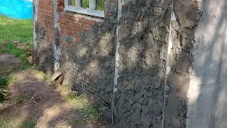 Штукатурю стены на даче.