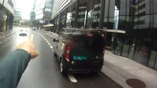 Her raser han mot bilisten som har feilparkert i sykkelfeltet
