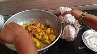 Puri aur uske sath Aalu ka salan banaa rahi hun