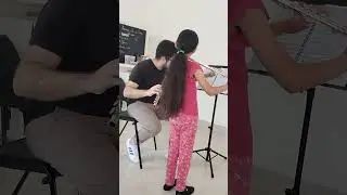 A Melissa e o professor L&eacute;o,na aula de flauta