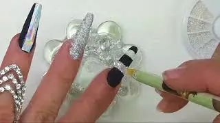 Uñas acrílicas difuminadas negro y plata con técnica de navaja + Swarovski