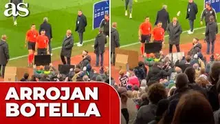AFICIONADOS del ASTON VILLA arrojan una BOTELLA a S&Aacute;NCHEZ MART&Iacute;NEZ