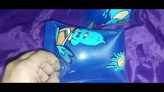 Blue swim wings deflating( k&eacute;k kat&uacute;sz&oacute; leereszt&eacute;s)