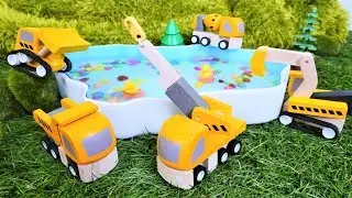Die Baustellenfahrzeuge bauen einen Teich. Tolle Spielzeugautos aus Holz. Video f&uuml;r Kinder.