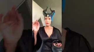 Вы бы хотели попросить сладости или гадости в коттедже Малефисенты? #шорты #ведьма #малефисента #...