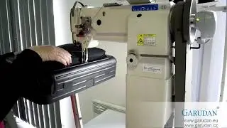 Sloupový šicí stroj s vysokým odklopným sloupkem.