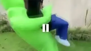 Renato Garcias com roupa de ET
