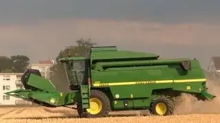 Mähdrescher John Deere 2264 - Schnelle Ernte vor dem Gewitter