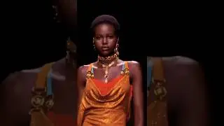 Adut Akech's Iconic Walk for Versace ⚜️ #versace #adutakech #supermodel #fallwinterfashion #fw19