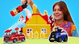 I giocattoli di Paw Patrol spengono un incendio! Video con giochi per bambini