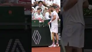 A touching gesture from Corentin Moutet for this spectator 🌷