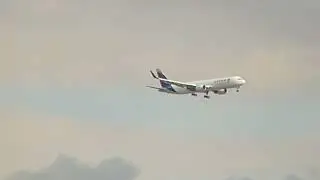 B777 DA LATAM FAZ UMA DECOLAGEM IMPRESSIONANTE PARA DESVIAR DA CHUVA!!!!!