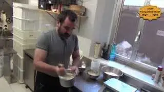 La preparazione dell'impasto per fare il pane a casa