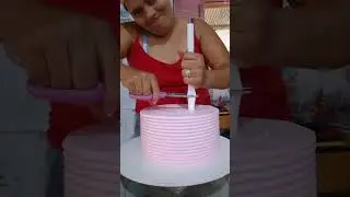 Decoração de bolo de 2 andares tema mini rosa em chantilly 