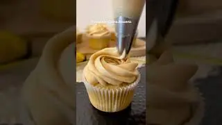 Banana cupcakes in the process. #unadesserts
