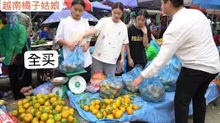 全買越南姑娘的橘子她們好開心，還約了我們今晚一起去喝咖啡。