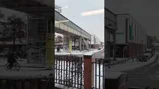 Улица Шторковерштрассе покрыта снегом ❄️🚆 #снег #берлин