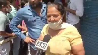 Old lady on wine shop during Lockdown in Delhi 2021