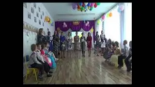 Родители исполняют песню на выпускной в детском саду.