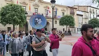 Desfile del bombo mayor por la plaza de España #SJM24