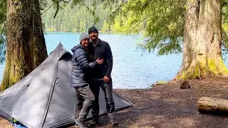 Палаточный лагерь под дождем у красивого горного озера