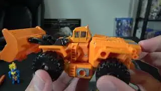 Transformers Thrilling 30 Deluxe Scoop Review